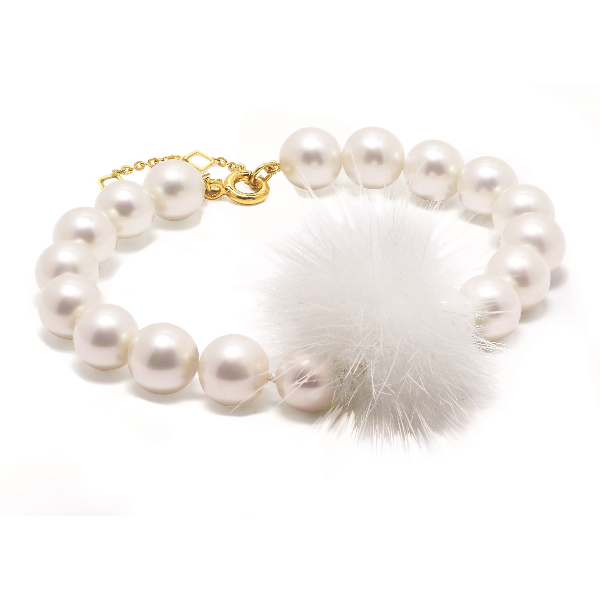 Cheek White Pearl & Pompom Bracelet – Gold-Tone Statement | IZI